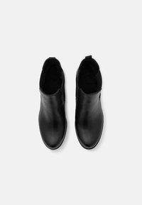 Schwarze Leder-Stiefeletten mit glatter Oberfläche, elastischen Seiteneinsätzen und einer Zuglasche für einfaches Anziehen. Schlanke Silhouette und rundes Toe-Design.