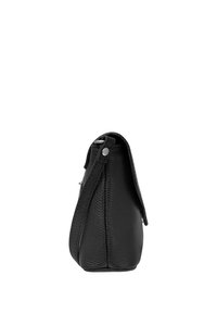 Borsa in pelle nera con finitura testurizzata, caratterizzata da una forma arrotondata, chiusura con pattina e chiusura a scatto, e una cerniera laterale.