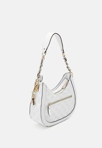 Vit läderaxelväska med quiltat mönster, guldmetalldetaljer, kontrasterande svart kant, enstaka topphandtag och framficka med dragkedja.