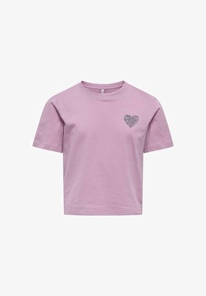 T-shirt à manches courtes en coton violet pastel avec un accent cœur à imprimé zèbre sur le côté gauche. Col rond classique et coupe décontractée.