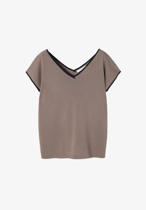Korte mouwen, V-hals top van zacht taupe stof met marineblauw kant langs de halslijn en mouwen. Heeft een rechte, ontspannen pasvorm.