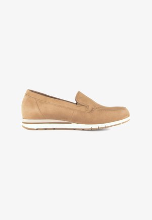 Mocassino slip-on marrone chiaro con suola a righe bianche e beige, punta arrotondata e dettagli cuciti lungo la tomaia.