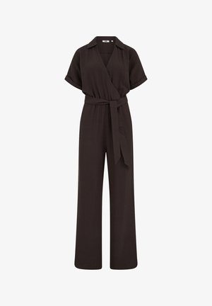 Combinaison noire à manches courtes avec col, jambes larges, manches retroussées et ceinture en tissu nouée à la taille.