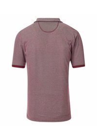 Koszulka polo z krótkim rękawem w jasnym mahoniowym kolorze, o fakturowanej tkaninie, z kontrastującymi ciemno-mahoniowymi akcentami na kołnierzyku i rękawach.