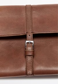 Braune Leder-Clutch-Geldbörse mit glatter Textur, rechteckiger Form und silberner Metallschnalle als Verschluss.