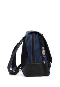 Marineblauwe rugzak met een gestructureerde zwarte basis, meerdere ritsen en contrasterend stiksel. Bevat gevoerde schouderbanden en zijvakken van gaas.