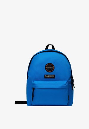 Zaino blu con un patch rotondo, tasca frontale con zip e accenti neri. Realizzato in tessuto resistente con una texture liscia.