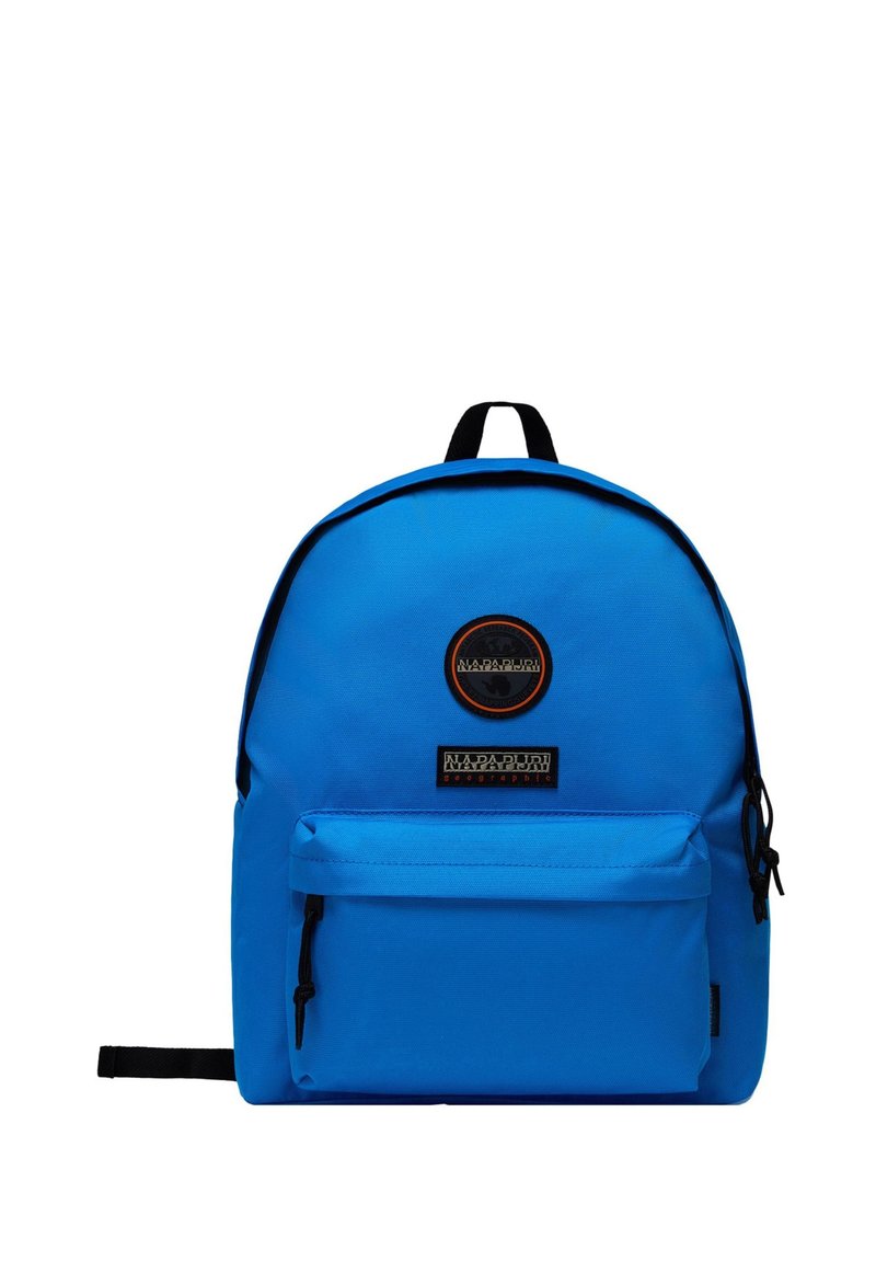 Zaino blu con un patch rotondo, tasca frontale con zip e accenti neri. Realizzato in tessuto resistente con una texture liscia.