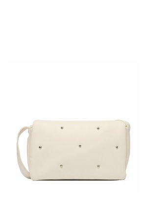 Bolso rectangular crema con una correa única y pequeños remaches metálicos redondos distribuidos de manera uniforme en la superficie delantera.