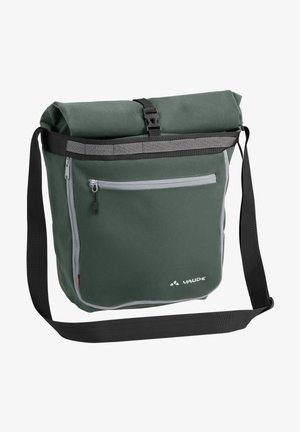 Sac messager à rabat vert, fabriqué en tissu durable, avec des accents gris, une poche zippée à l'avant et une bandoulière noire réglable.