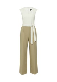 Mouwloze jumpsuit in crème en kaki, met een V-hals, wijde pijpen, zijzakken en een stoffen riem die aan de taille is geknoopt.