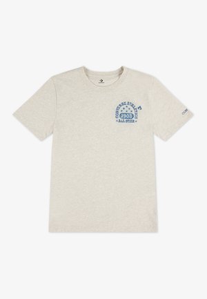 T-shirt di cotone grigio chiaro con stampa grafica blu che riporta "CONVERSE ATHLETIC 1908" e stelle, colletto a giro e maniche corte. Nessun elemento decorativo.