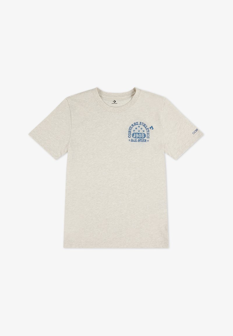 Gaišpelēka kokvilnas T-krekls ar zilu grafisko drukājumu, uz kura redzams uzraksts "CONVERSE ATHLETIC 1908" un zvaigznes, ar apaļu kakla izgriezumu un īsām piedurknēm. Nav akcentējošu elementu.