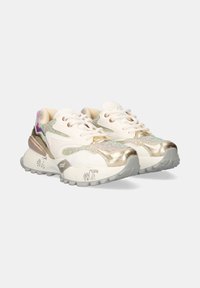 Zapatillas con un diseño en blanco y dorado metálico. Presentan acentos iridiscentes, superficies texturizadas y una suela de goma con detalles en relieve.