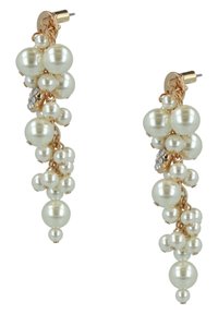 Gouden oorbellen met watervalclusters van witte parels in verschillende maten, met sprankelende accenten voor extra detail.