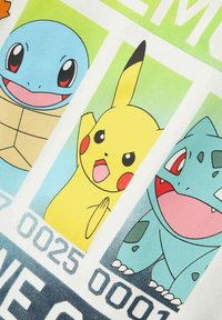 Katoenstof met cartoon Pokémon-personages: Squirtle (blauw), Pikachu (geel) en Bulbasaur (groen) op een lichte achtergrond.