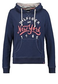 Granatowa bluza z kapturem z białymi sznurkami, przednią kieszenią oraz napisem "Hilfiger est. New York 1985" w kolorze białym i różowym.