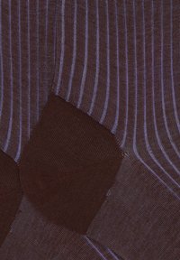 Calze marroni con sottili righe verticali di colore viola chiaro. Realizzate in un tessuto liscio e testurizzato. Presentano una punta e un tallone rinforzati.