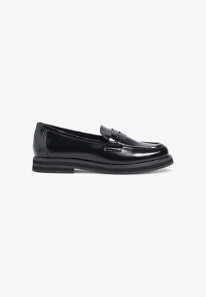 Mustad mustast patendnahast loafers, millel on sile, ümar varvas, dekoratiivne rihm ja pandla, ning madal, tekstuuritud kummitald.