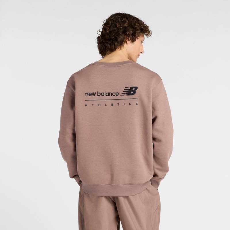Felpa marrone realizzata in morbido tessuto, con logo New Balance nero e testo "ATHLETICS" sulla schiena. Design semplice e dal taglio rilassato.