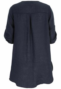 Marineblaue Leinentunika mit rundem Ausschnitt, Dreiviertelärmeln und leicht ausgestelltem Saum. Mit einem Mittelrückenfalten.