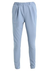 Pantalons bleu clair à taille élastique avec une texture lisse, présentant un design à jambe fuselée et de subtils plis à l'avant pour un ajout de détail.