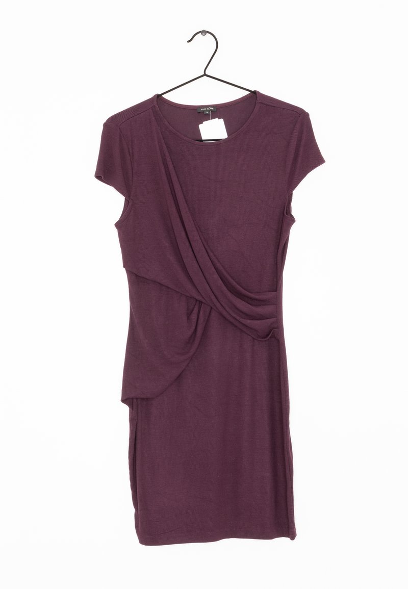 Robe violette à manches courtes avec un détail en tissu drapé sur le devant, suspendue sur un cintre noir avec une étiquette de prix blanche attachée.