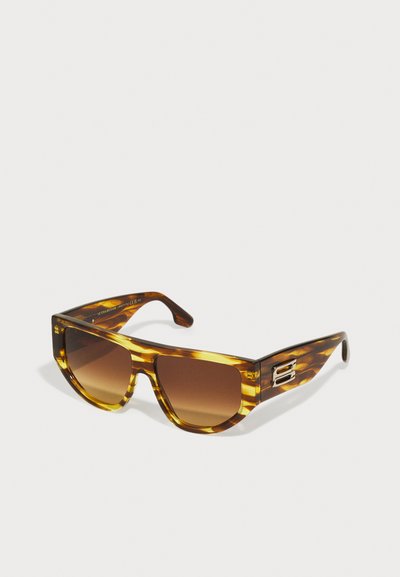 Ochelari de soare cu tortoiseshell și lentile de culoare maronie cu degradé. Design cu ramă pătrată și accent metalic pe temple. Suprafață texturată cu finisaj lucios.
