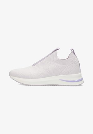 Lichtpaarse instapsneaker met een gestructureerde breiwerk bovenkant, elastische accenten en een witte tussenzool met een lavendelkleurige streep.