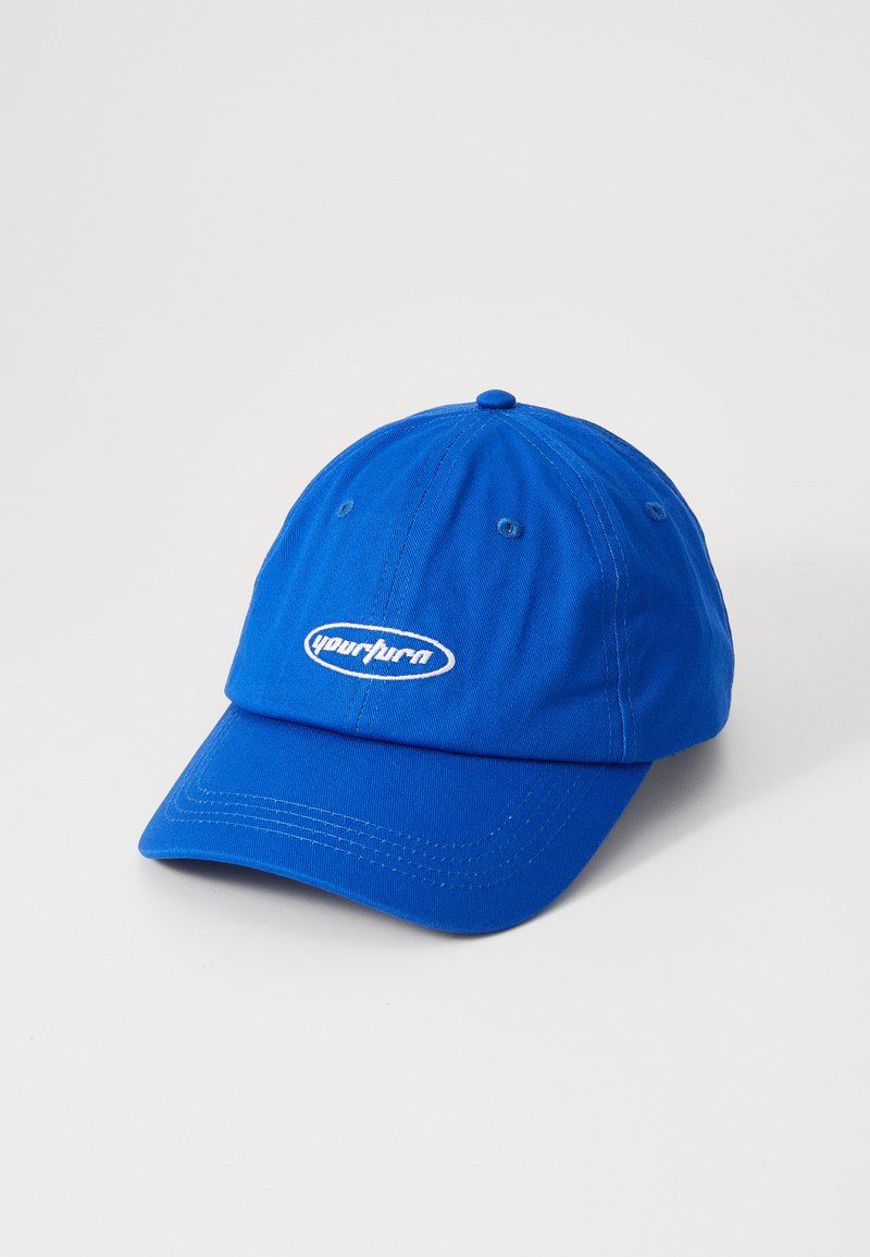 Blå bomullslue med rund topp, buet skygge og hvit logo brodering foran. Har sydd detaljer og en knapp på toppen.