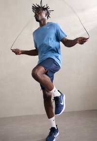 Nike Performance FLEX EXPERIENCE RUN 12 - Chaussures de running sur route - astronomy blue/white/black/hyper crimson
