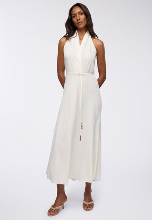 Abito lungo bianco senza maniche con cintura da annodare, caratterizzato da un tessuto texturizzato e dettagli con perline di legno. Silhouette fluida e design a lunghezza pavimento.