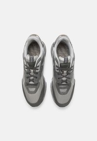 Šedé sportovní boty vyrobené z prodyšného materiálu a semiše, kulatá špička, ploché tkaničky a vzorované vložky. Gumené podrážky s protiskluzovým vzorem pro lepší přilnavost.