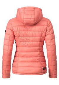 Veste matelassée en duvet rose corail avec capuche, manches longues et coutures horizontales, vue de dos.