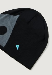 Gorro de punto negro con un patrón abstracto gris y un pequeño logotipo triangular azul. Textura suave con una forma redondeada y ajustada.