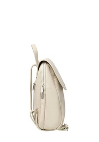 Zaino in pelle beige con forma curvata, chiusura con zip, spallacci regolabili e superficie testurizzata. Vista laterale che evidenzia una finitura liscia.
