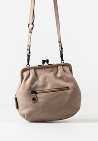 Borsa a mano in pelle beige con forma arrotondata, frontale plissettato, telaio in metallo nero e tasca esterna con zip. Include una tracolla regolabile.