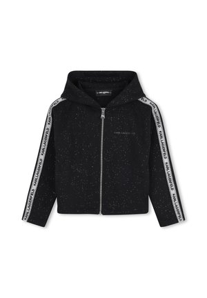 Zwart gespikkeld capuchonjack met ritssluiting met witte Karl Lagerfeld logo tape langs de mouwen en klein borstlogo aan de linkerkant.