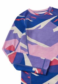 Koszula z długim rękawem z wielokolorowym geometrycznym wzorem w odcieniach fioletu, niebieskiego, różowego i białego, z kontrastującymi szwami i miękką fakturą.