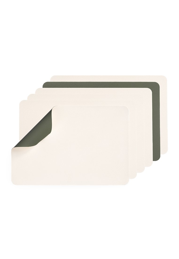Set von fünf Untersetzern in Creme- und Olivtönen, aus strukturiertem synthetischen Material, mit einer glatten, leicht glänzenden Oberfläche.