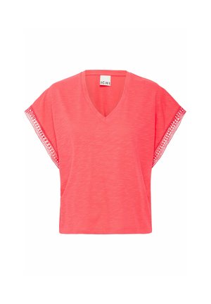 T-shirt à manches courtes, col en V en corail, avec une texture douce et des détails en dentelle le long des manches. Design classique et coupe décontractée.