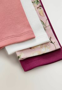 Quatre pièces de tissu côtelé superposées en rose poudré, blanc, motif floral et magenta foncé sur une surface claire.