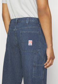 Wrangler CASEY CARPENTER - Avar lõikega teksad - dark blue