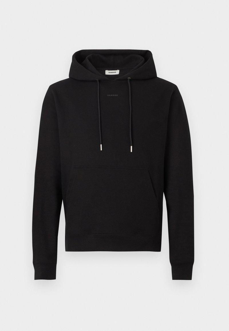 Schwarzer Pullover mit langen Ärmeln, Kängurutasche vorn, Kapuze mit Kordelzug und dezentem "SANDRO"-Logo auf der Brust sowie innen im Nackenetikett.