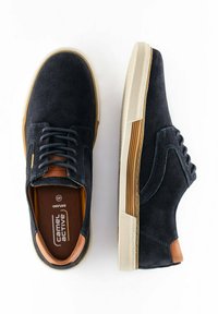 Marineblauwe suède schoenen met veters, tan lederen accenten en witte rubberen zolen. Beschikt over een gestructureerd oppervlak en contrasterende stikseldetails.