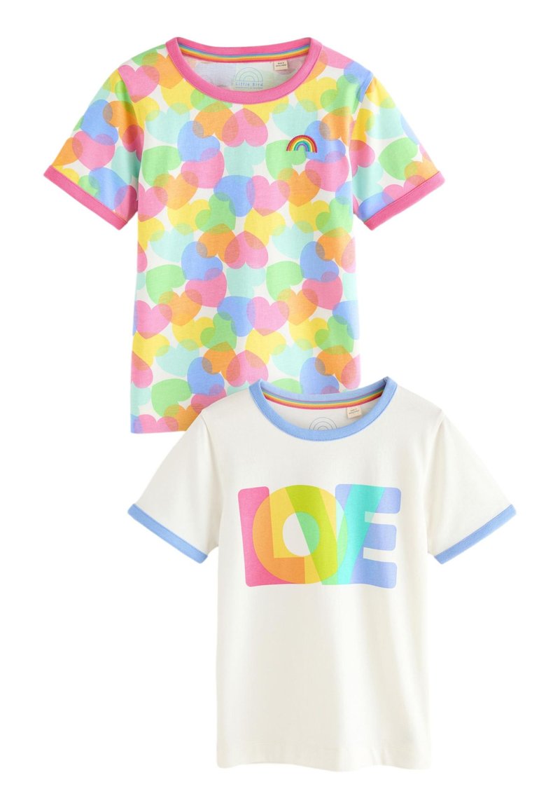 Due magliette a maniche corte: la prima presenta un motivo di cuori colorati con un accento arcobaleno; la seconda è bianca con una grafica multicolore "LOVE".