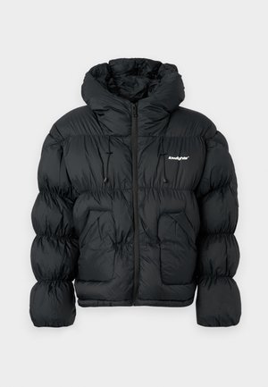 Schwarze Steppjacke mit hohem Kragen, Reißverschluss, Kordelzugkapuze und übergroßem gestepptem Design. Verfügt über große Fronttaschen und elastische Bündchen.