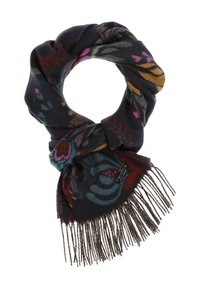 Écharpe à motifs multicolores foncés avec extrémités frangées, pliée et bouclée, avec une étiquette noire visible comportant un texte blanc.