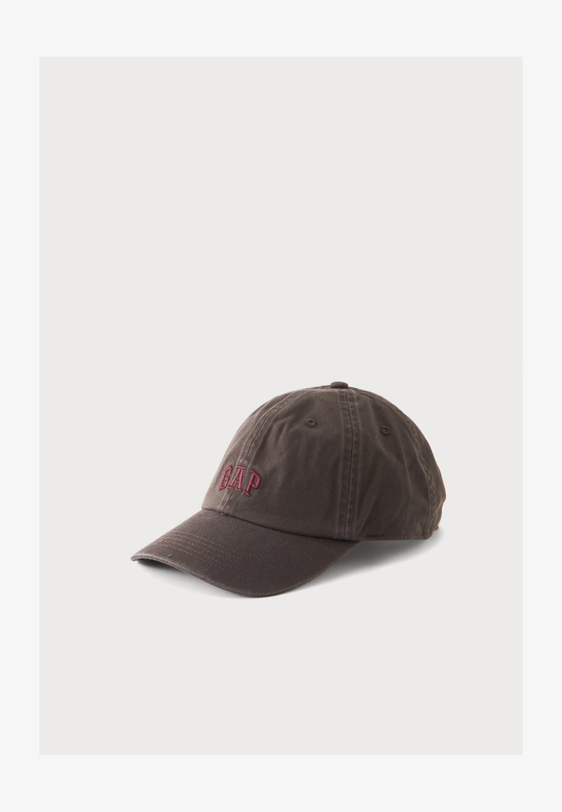 Casquette de baseball brun foncé avec une visière courbée et un logo "GAP" brodé en rouge sur le devant, photographiée sur un fond clair uni.