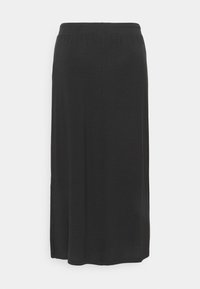 Falda larga negra hecha de una tela suave, con cintura elástica y una abertura lateral para mayor facilidad de movimiento. Diseño simple y minimalista.